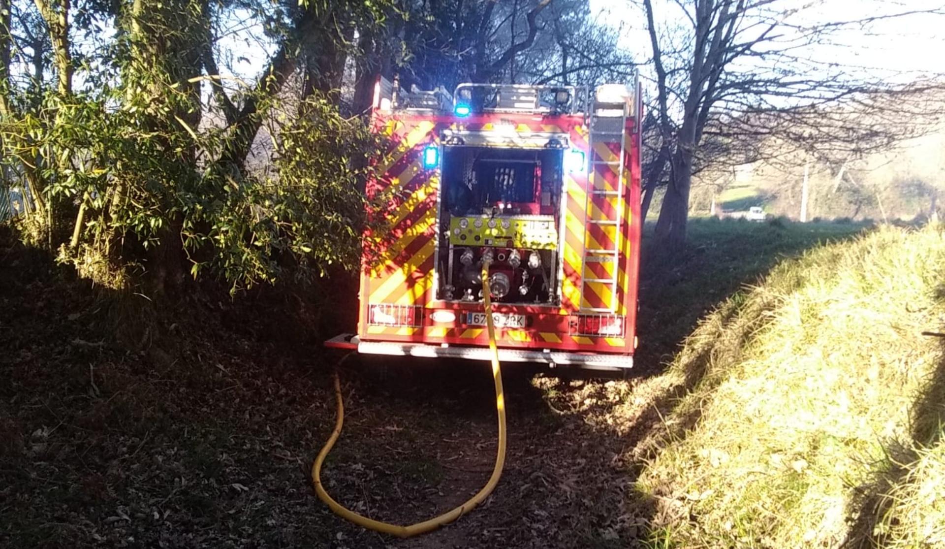 Bomberos desplazados al lugar (Foto: SEM Oleiros)