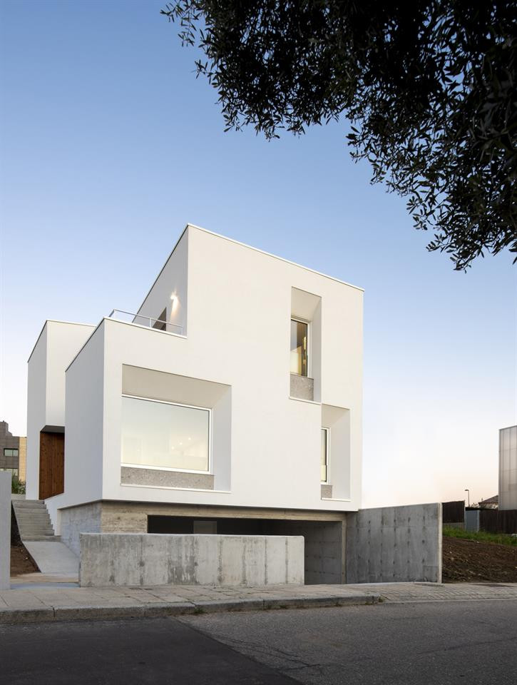 ‘Casa tomada’, en Navia, por María Pilar González y Jordi Castro.