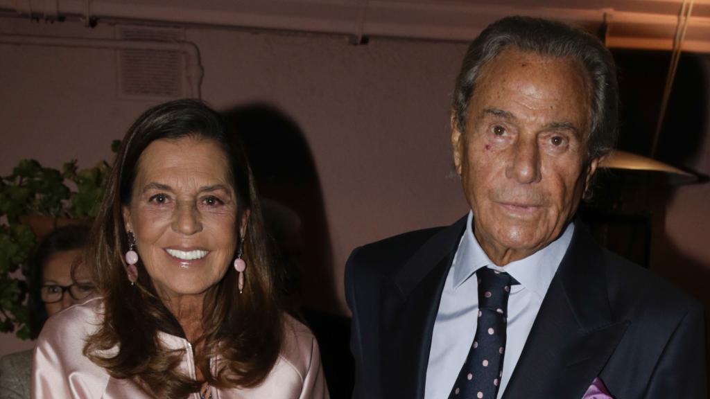 El célebre y malogrado actor Arturo Fernández junto a su mujer, Carmen Quesada, en un acto público en octubre de 2017, en Madrid.