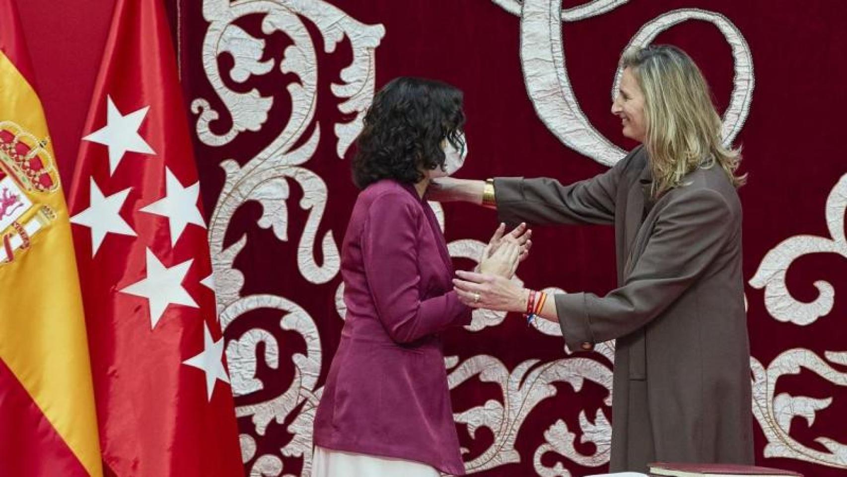 La presidenta de la Comunidad de Madrid, Isabel Díaz Ayuso, abraza a la consejera de Medio Ambiente, Vivienda y Agricultura, Paloma Martín.