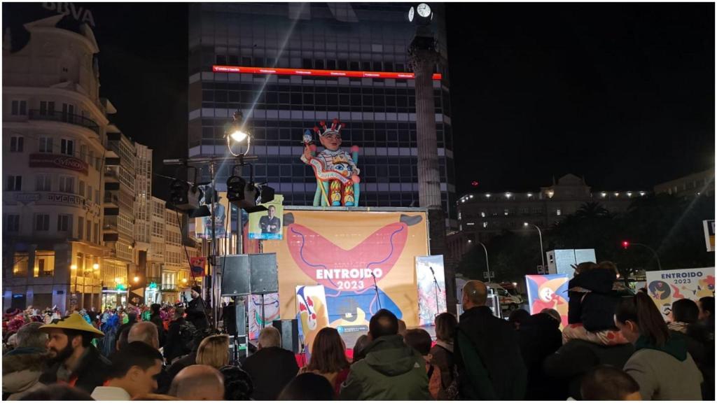 Dios Momo en el Obelisco de A Coruña.