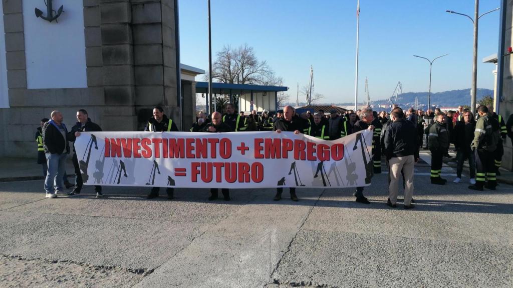 Concentración esta mañana ante las puertas del astillero en Ferrol