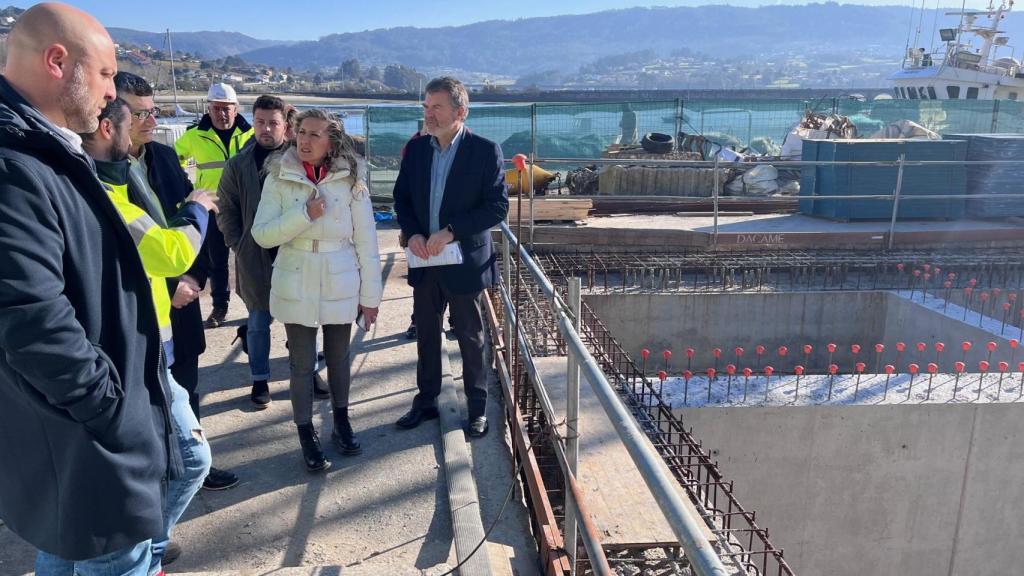 La comitiva ante el tanque de tormentas, actualmente en ejecución