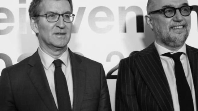 El presidente del PP, Alberto Núñez Feijóo, junto con Andrés Rodríguez, editor y director de 'Forbes España', en el Forbes Reinventing Spain 2023.