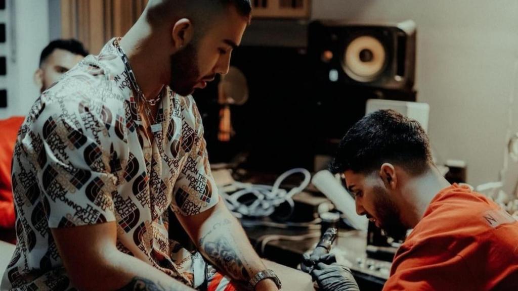 Joaquín Ganga tatuando a Manuel Turizo.