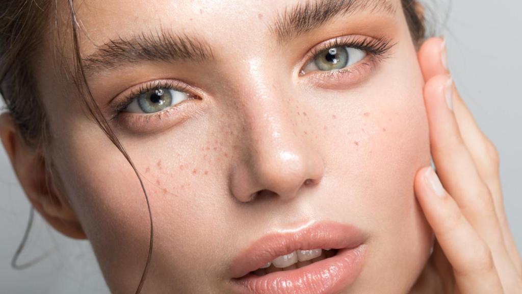 Una mujer, aplicando su suero.