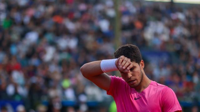 Carlos Alcaraz se seca el sudor.