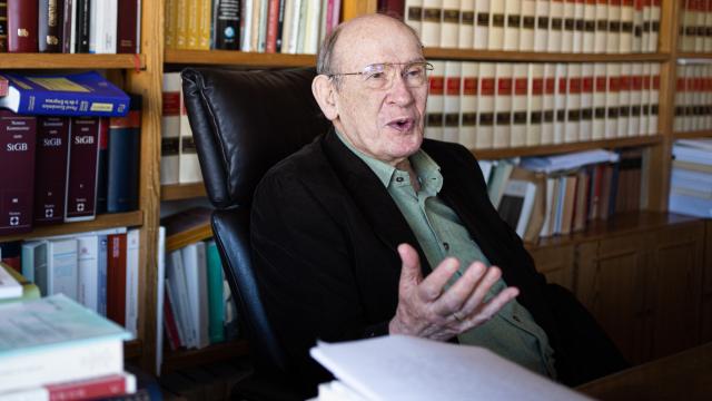 Enrique Gimbernat, en su despacho durante la entrevista con EL ESPAÑOL.