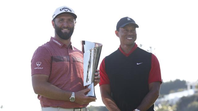 Jon Rahm, junto a Tiger Woods tras ganar el Genesis Invitational