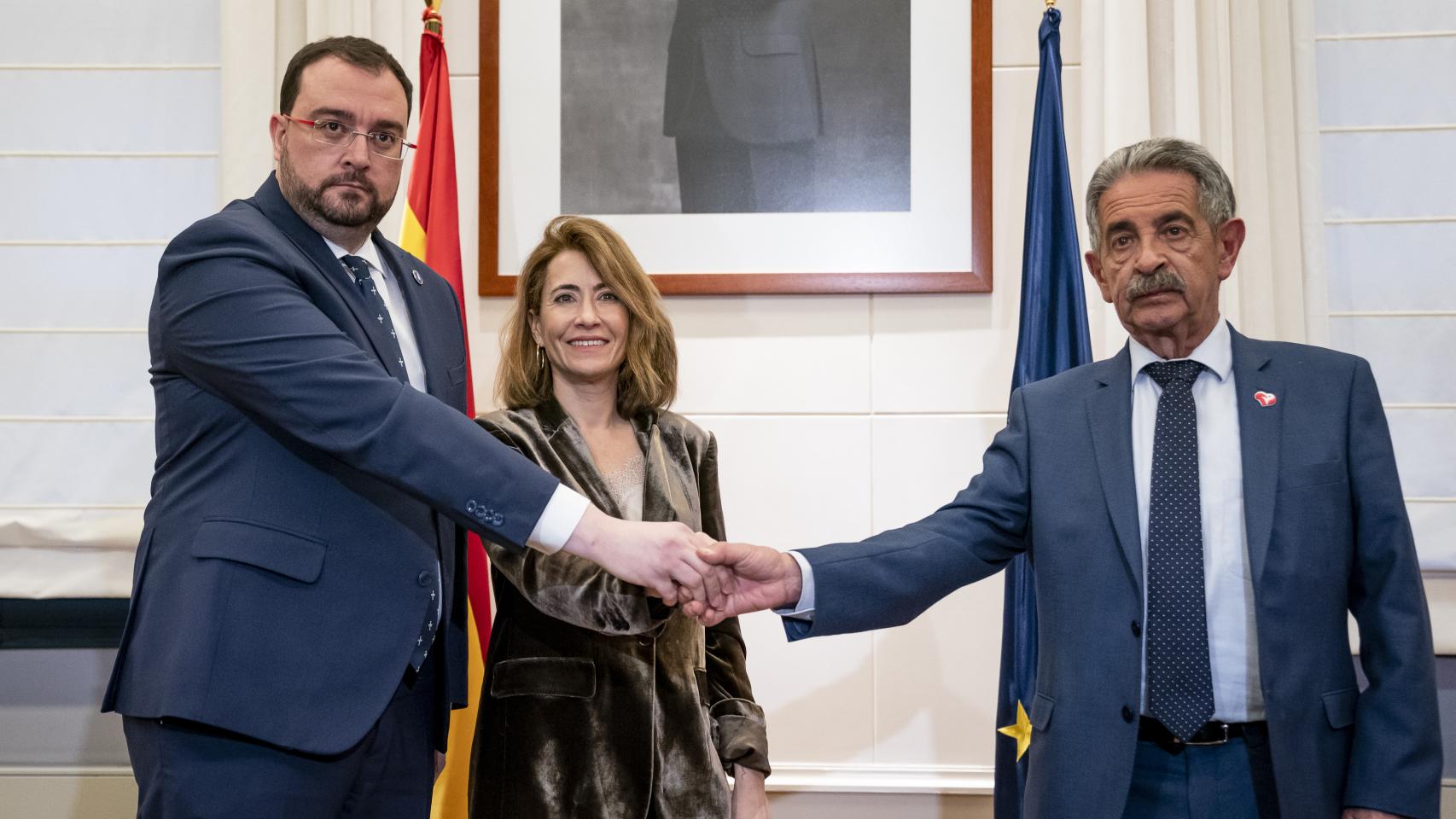El presidente del Principado de Asturias, Adrián Barbón; la ministra de Transportes, Movilidad y Agenda Urbana, Raquel Sánchez, y el presidente de Cantabria, Miguel Ángel Revilla.
