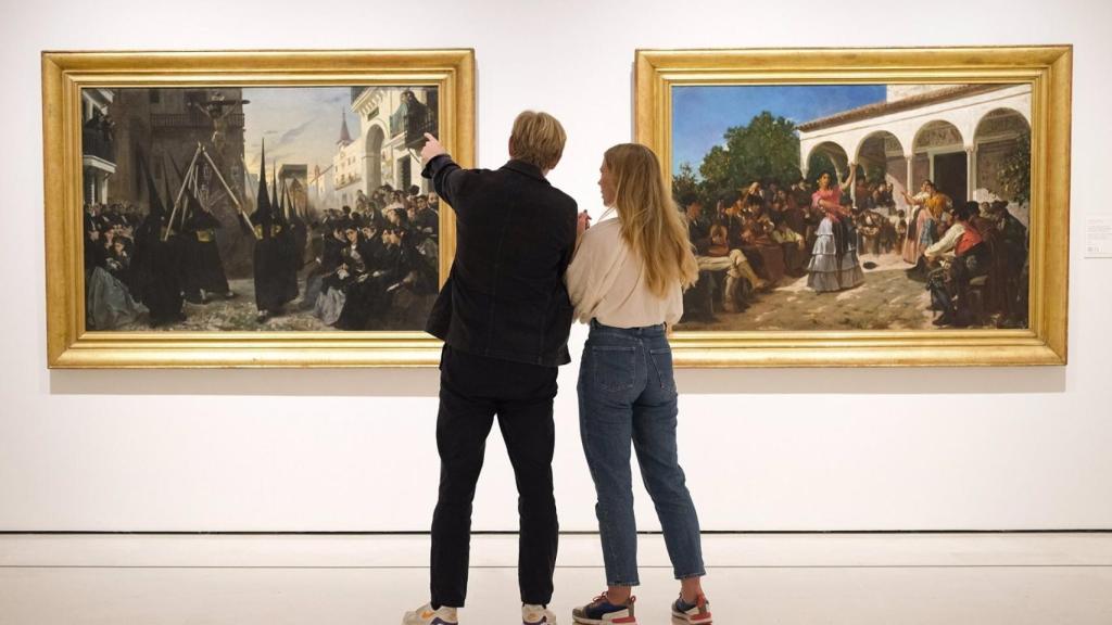 Dos visitantes en el Museo Thyssen Málaga.