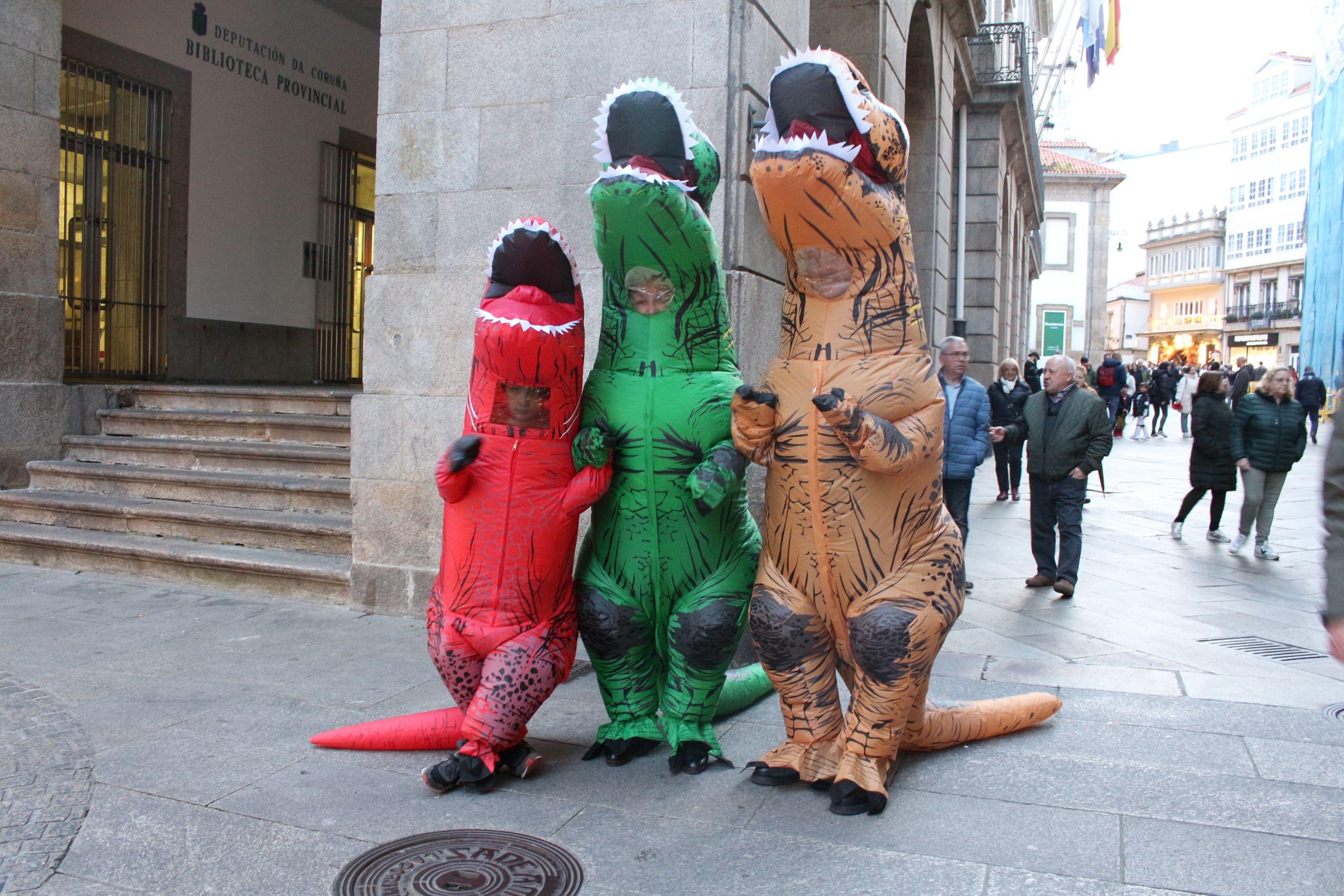 Varias de las personas que disfrutaban este lunes del Entroido en A Coruña (López).