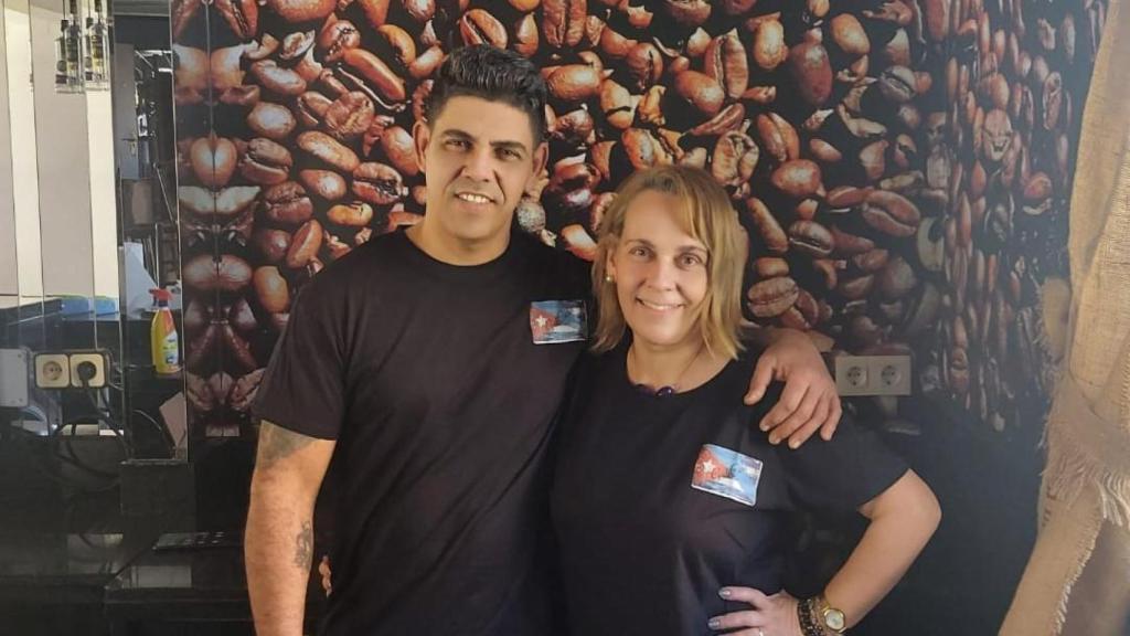 Daviel y Nuria en el interior de su negocio