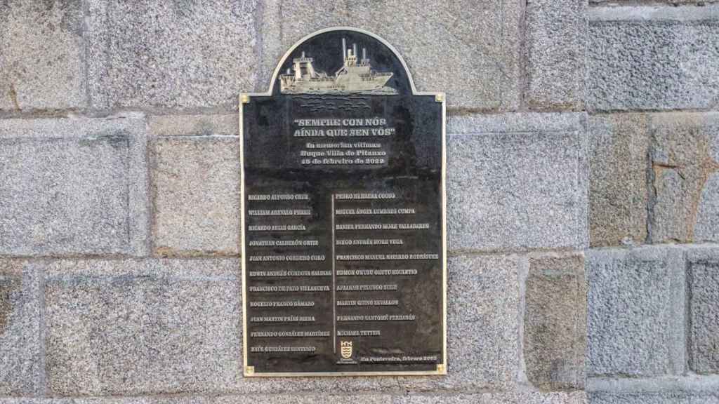 Placa instalada en Pontevedra en homenaje a los fallecidos en el naufragio del ‘Villa de Pitanxo’.