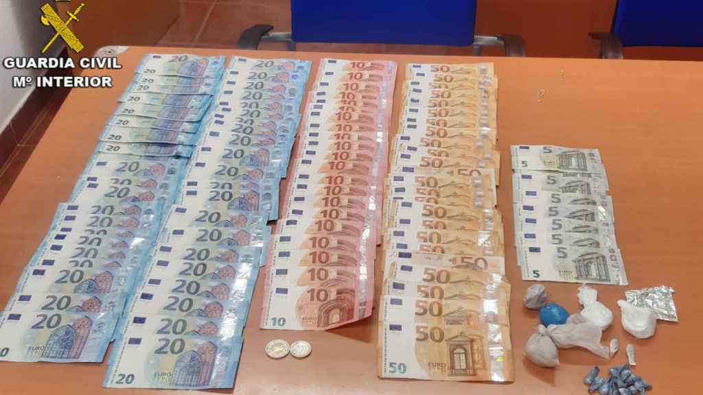 Dinero, cocaína y heroína intervenidos al detenido.
