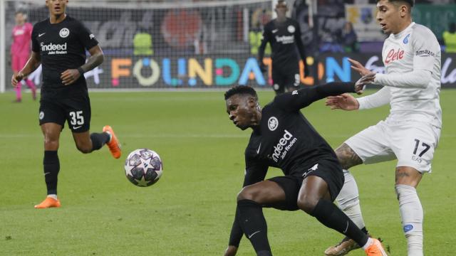 Un lance del encuentro entre el Eintracht y el Napoles.