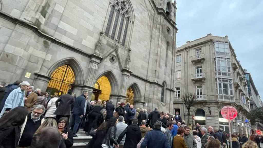 Asistentes a la misa funeral por Ceferino de Blas a la salida de la iglesia Santiago de Vigo.