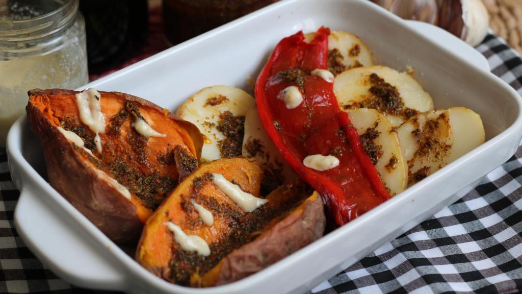 Boniatos asados con chimichurri y alioli de ajo asado, una receta para lucirte con la freidora de aire
