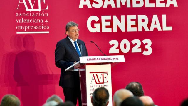 Ximo Puig, durante su intervención en la asamblea de la Asociación Valenciana de Empresarios. EE