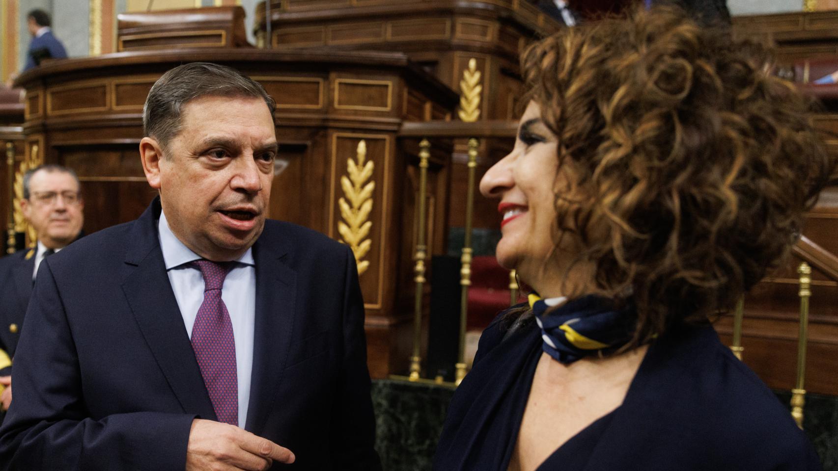 El ministro de Agricultura, Pesca y Alimentación, Luis Planas y la ministra de Hacienda y Función Pública, María Jesús Montero, durante una sesión de control al Gobierno.