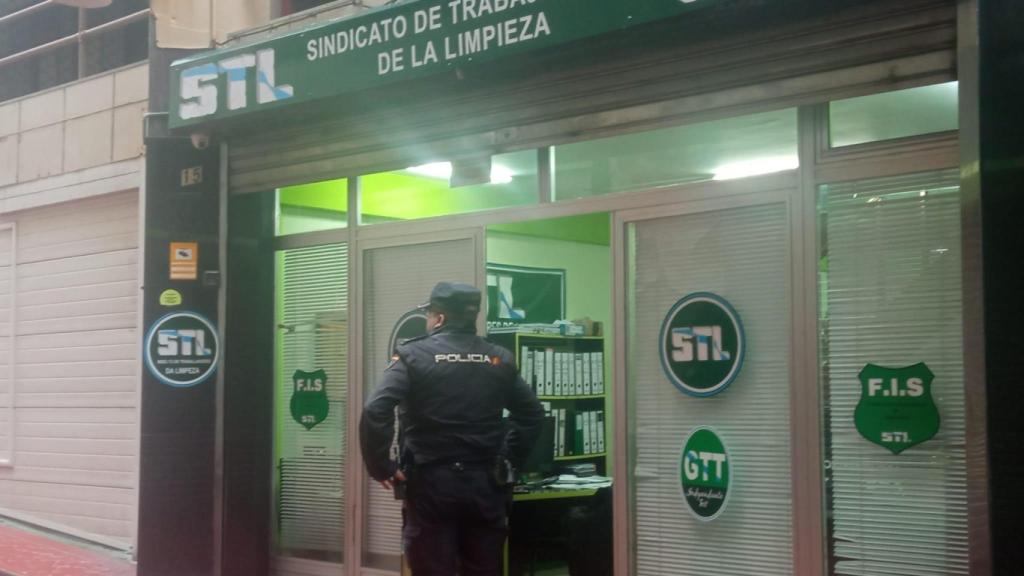 Policía Nacional frente a la sede de STL
