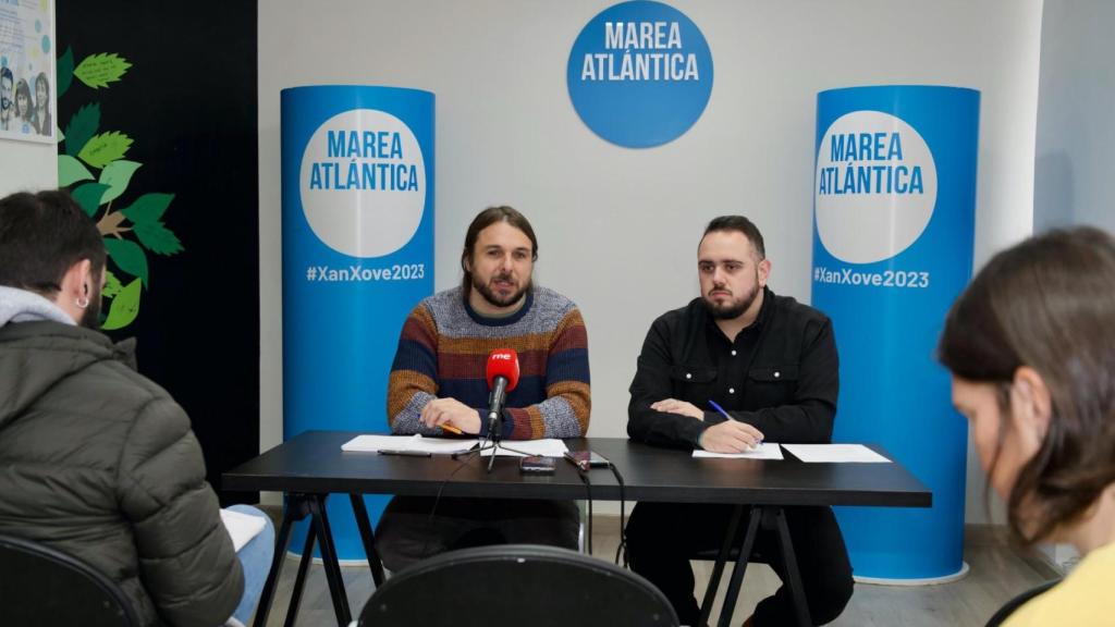 El candidato de la Marea, Xan Xove, junto al educador social Rodri Gil.