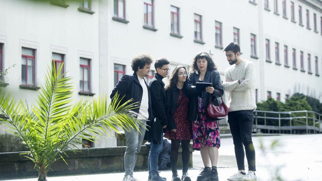 Alumnado del máster delante de la Escuela Politécnica de Ingeniería