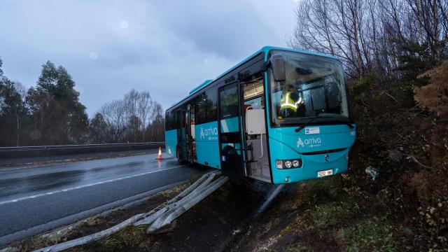 Estado en el que quedó el autocar tras la salida de vía