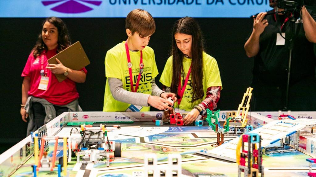 Imagen de archivo de participantes disputando el juego del robot