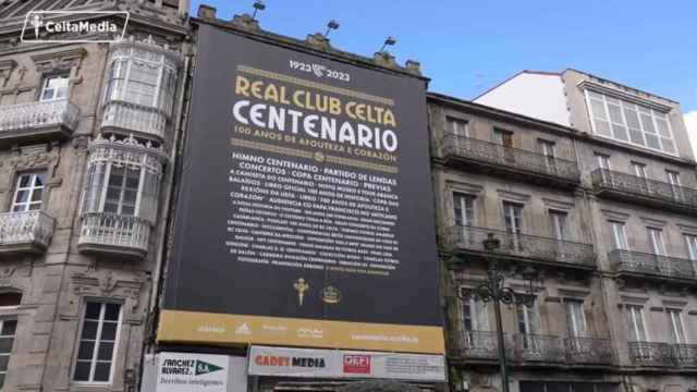 La macrolona anunciando las actividades del Celta colgada al lado de la Farola de Urzaiz.
