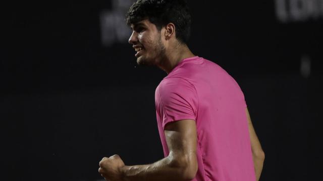 Carlos Alcaraz celebra un punto en el Río Open de Brasil
