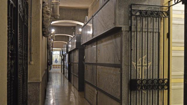 Sepulcros en el pasillo de una de las criptas de la basílica de la Concepción de Nuestra Señora.