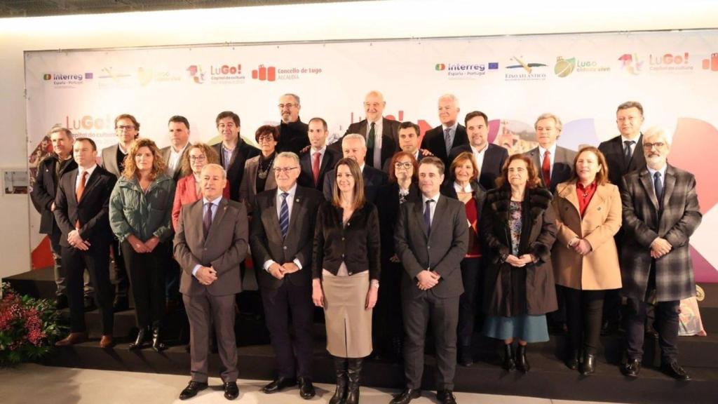 Foto de ‘familia’ de la XXXI Asamblea Xeral del Eixo Atlántico, celebrada en Lugo el 24 de febrero de 2023.