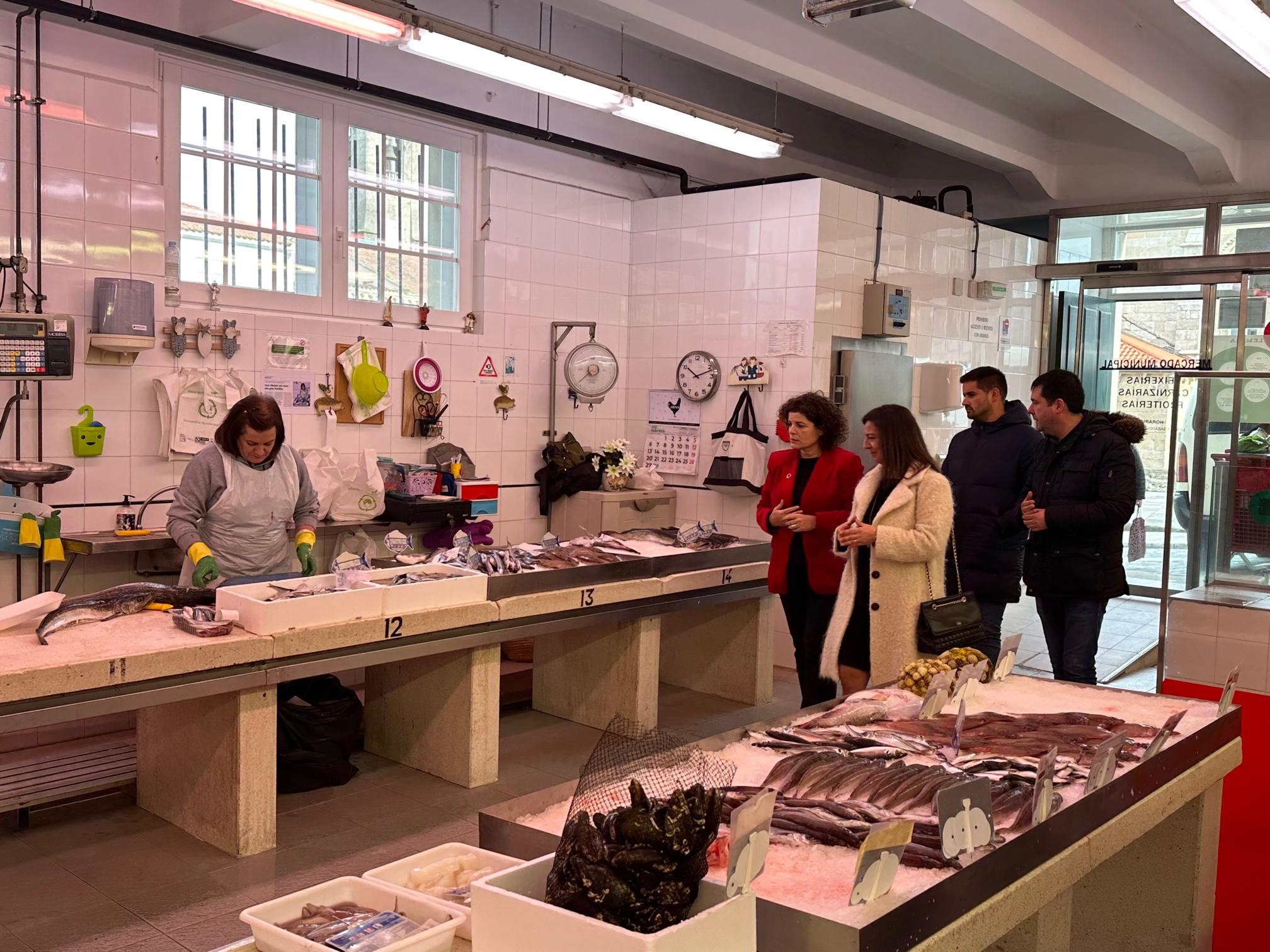 La alcaldesa y la subdelegada durante su visita al Mercado.