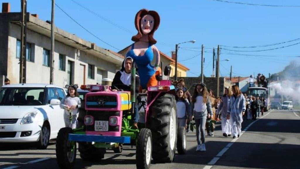 Fiesta de entierro de la Mikaela: Una despedida del Entroido a lo grande en Buño (A Coruña)