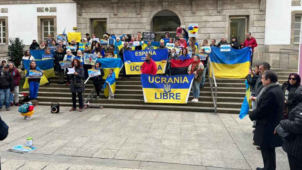 Concentración esta tarde a las puertas del Marco de los ucranianos residentes en Vigo tras un año de la invasión rusa.