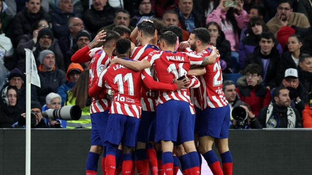 Militao corta un ataque del Atlético de Madrid.