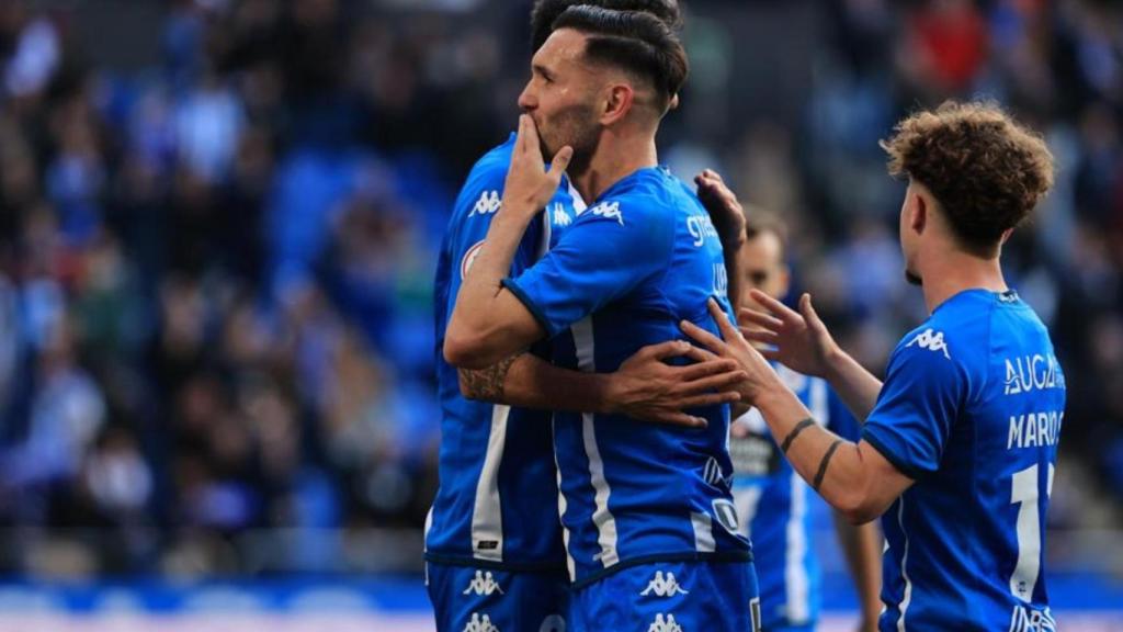 Lucas Pérez celebra uno de sus goles frente al Badajoz.