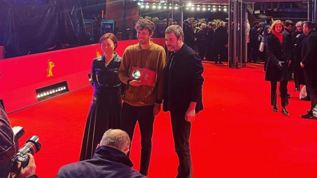 Lois Patiño con su premio de la Berlinale.