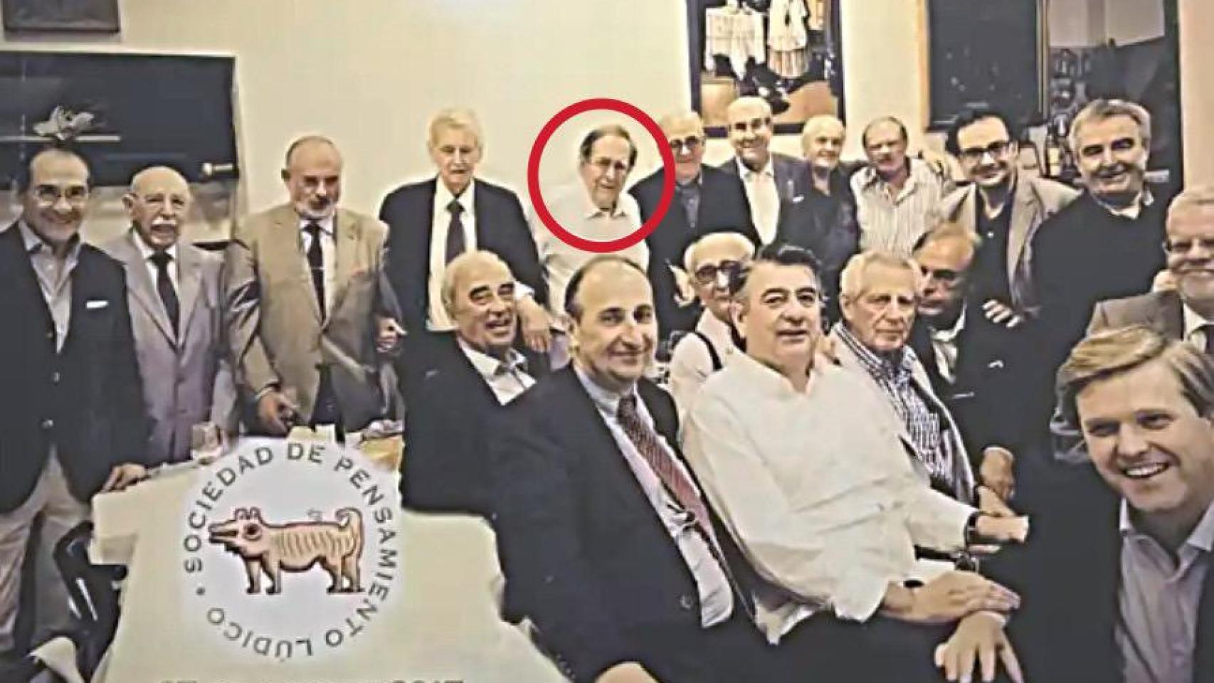 Cuadro de algunos integrantes de la Sociedad de Pensamiento Lúdico, en el restaurante El Imperio de Madrid, donde se juntan.