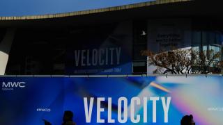 Imagen de lema del MWC 2023 en los exteriores de la Fira de Barcelona.