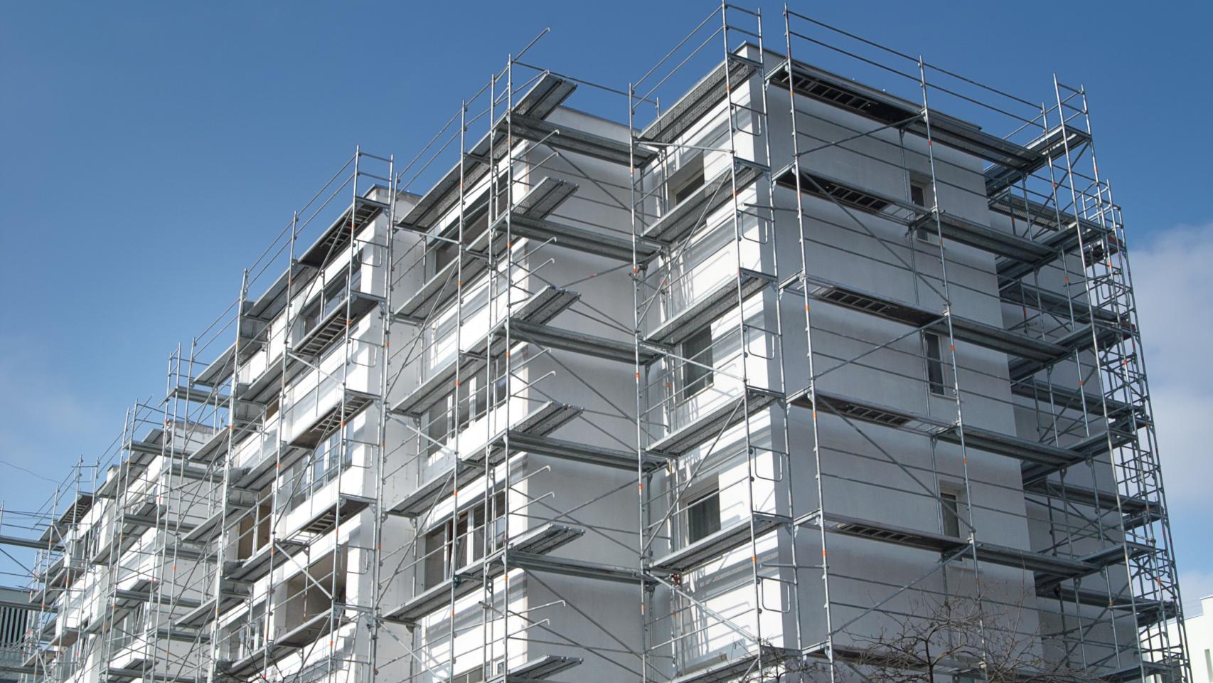 Imagen de archivo de un edificio en obras para aislarlo térmicamente.