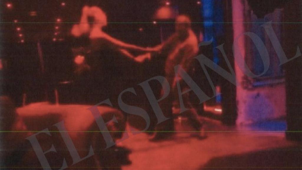 El empresario Raúl Gómez Rojo, implicado en el 'caso Mediador', bailando con una prostituta en un local de Madrid el 8 de abril de 2021.