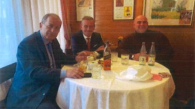 El general (izquierda) uno de los empresarios detenidos y el mediador de la trama.