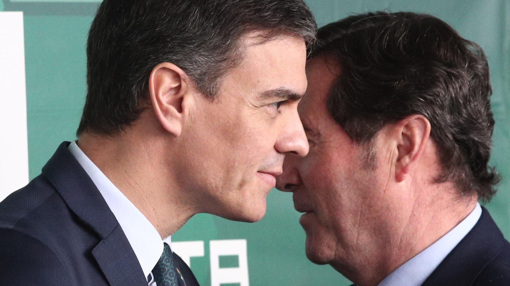 Pedro Sánchez , presidente del Gobierno, y Antonio Garamendi, presidente de la CEOE, en un acto.