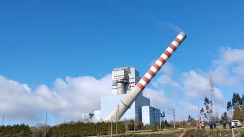 Derribo de la chimenea de Meirama.