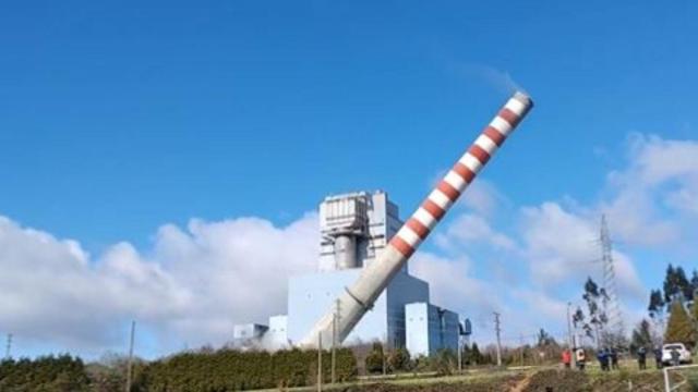 Derribo de la chimenea de Meirama.