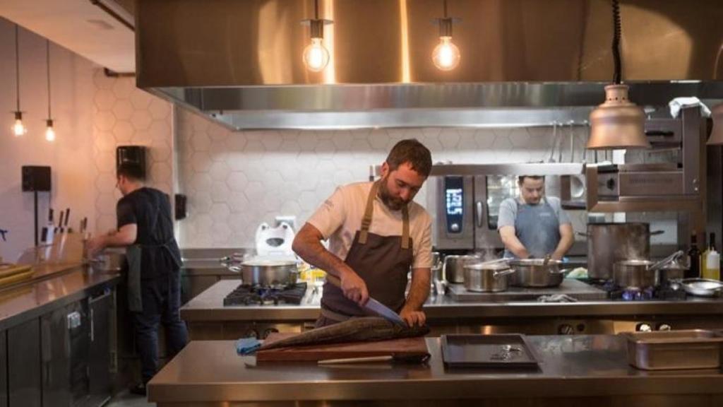 Daniel López en la cocina de su restaurante