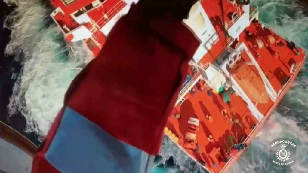 Evacuación de un marinero en un mercante fondeado frente a las islas Cíes.