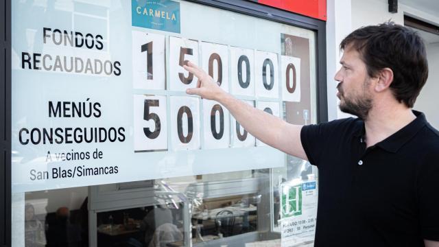 Jaime Rincón, propietario de Casa de comidas Carmela, junto al contador de menús conseguidos.
